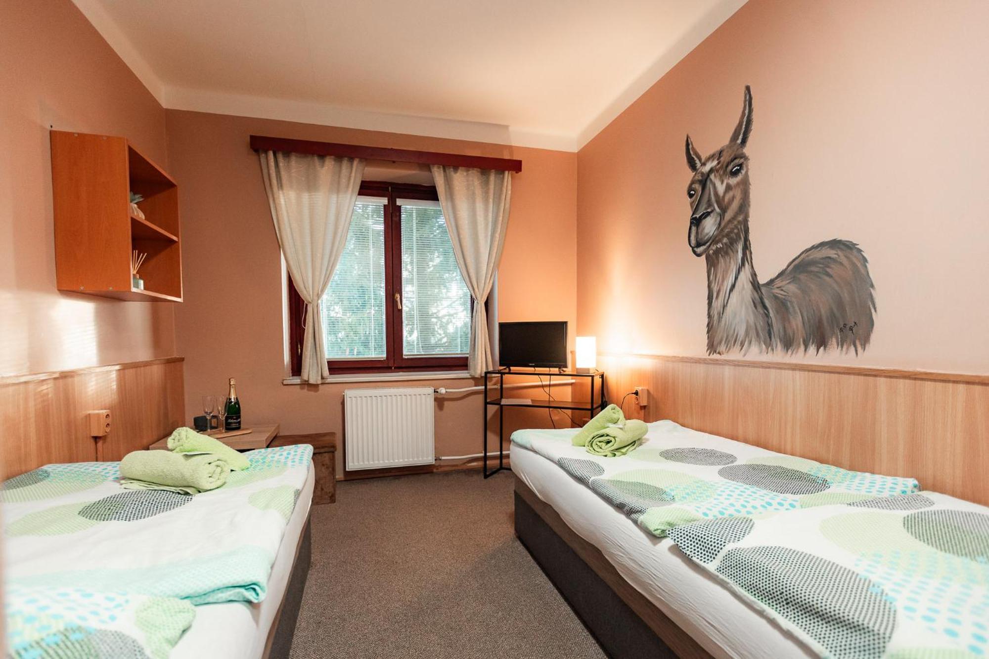 Hotel Rozkos Česká Skalice Екстериор снимка